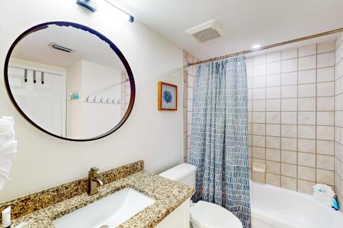沃尔顿堡滩Island Princess 704的一间带水槽、卫生间和镜子的浴室