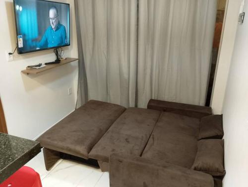 贝伦Apartamento novo e confortável的带沙发和平面电视的客厅