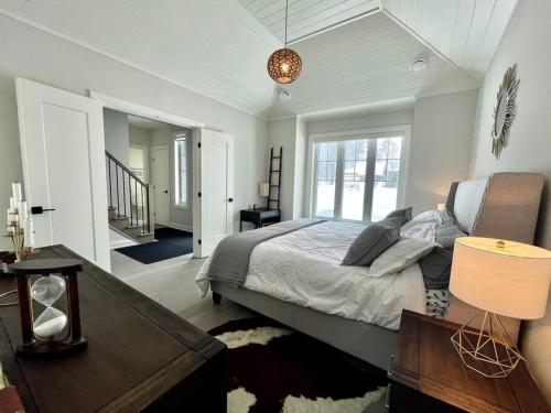 米内托Cozy Muskoka 4-bedroom cottage on Lake Rosseau的一间卧室,卧室内配有一张大床