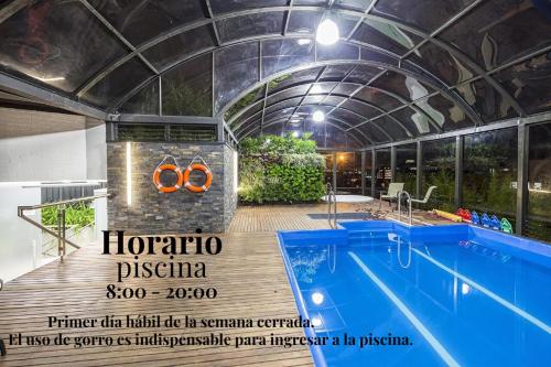 波哥大科斯莫斯100号酒店及会议中心的游泳池,设有开放式天花板