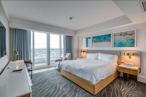 劳德代尔堡The Residential Suites at the Ritz-Carlton, Fort Lauderdale #1510的酒店客房设有一张床和一个大窗户