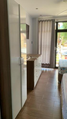 圣拉蒙MILANO SUITE的一间卧室配有一张床、梳妆台和书桌