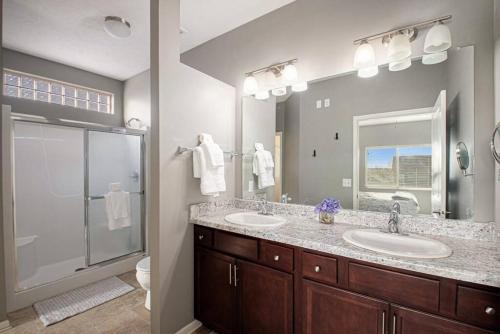 奥马哈Stylish Retreat Master Suite的一间带两个盥洗盆和淋浴的浴室