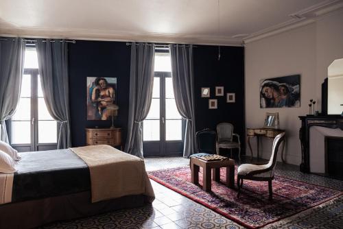 Sallèles-dʼAudeLa promesse de l aude的一间卧室配有一张床、一把椅子和窗户。