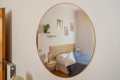 罗马Casa Blu Testaccio的一间卧室配有一张床和镜子