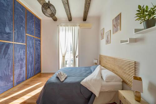 罗马Casa Blu Testaccio的一间卧室设有一张床和一个大窗户