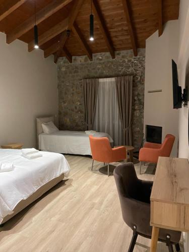 塞尼梅西奇卡罗Miltilon的一间卧室配有两张床和一张桌子及椅子