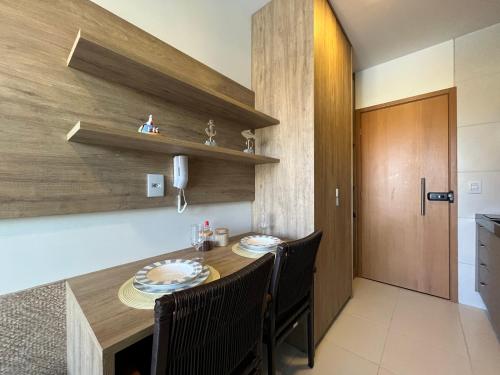 嘎林海斯港Makia Flat Muro Alto的厨房配有木桌、椅子和门