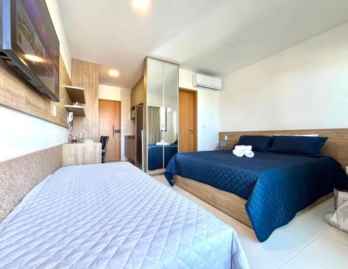 嘎林海斯港Makia Flat Muro Alto的一间带两张床的卧室和一台电视