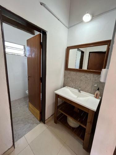米娜克拉韦罗EL CHALÉ casa de campo的一间带水槽和镜子的浴室
