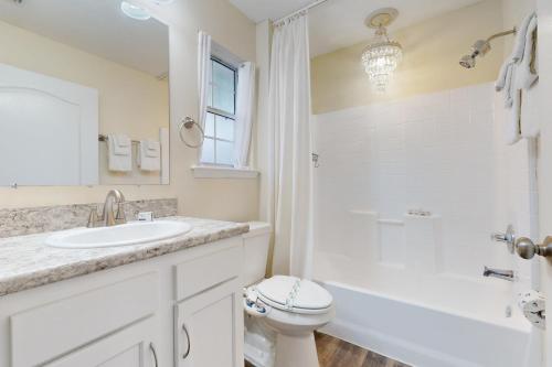 圣奥古斯丁The Golden Hideaway的白色的浴室设有水槽和卫生间。