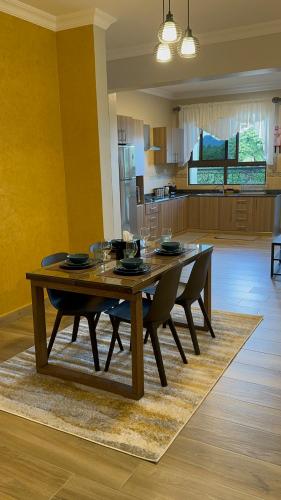 阿鲁沙Westwood Residences的餐桌、椅子和厨房