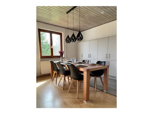 伦茨基希Haus im Schwarzwald的一间带桌椅的用餐室