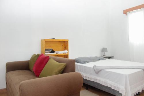 科马亚瓜Céntrico y Confortable的一间带沙发和床的卧室