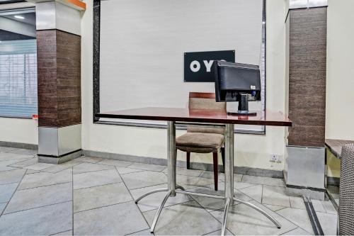 SaravliSuper OYO Flagship Hotel Golden Nest的一张桌子,上面有一台电脑