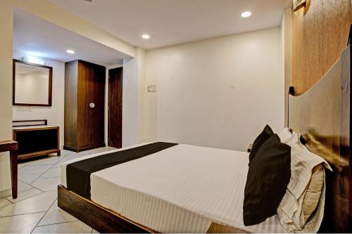 SaravliSuper OYO Flagship Hotel Golden Nest的一间卧室配有一张大床和电视