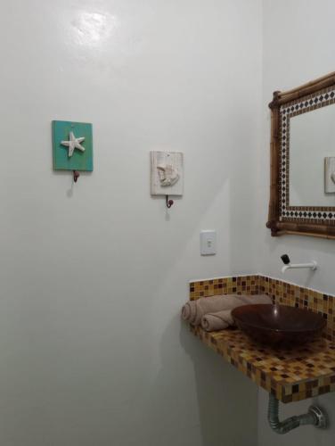 佩尼亚Pousada Frida的一间带水槽和镜子的浴室