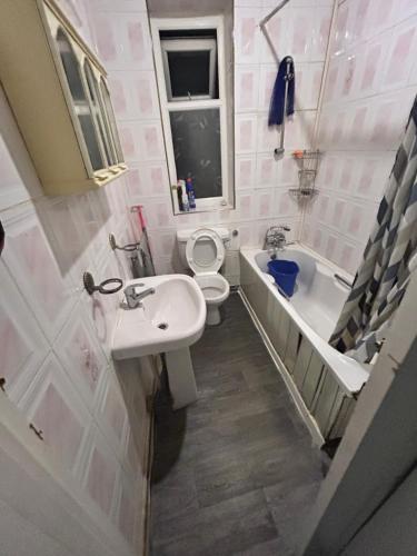 Failsworth40 vicarage street的浴室配有盥洗盆、卫生间和浴缸。
