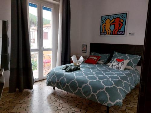 比萨MIGU POINT Pisa的一间卧室设有一张床和一个大窗户