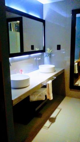 特鲁希略hotel taymi的一间带两个盥洗盆和大镜子的浴室