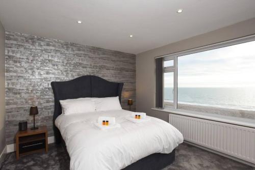 南海灵Amazing view High end beachfront 3BR 5beds 7 guest的一间卧室设有一张大床和一个大窗户