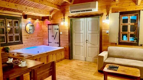 莫沙夫拉莫特פינה ברמות - צימרים לנוף הכנרת的一间位于木屋内的大型客房,配有浴缸