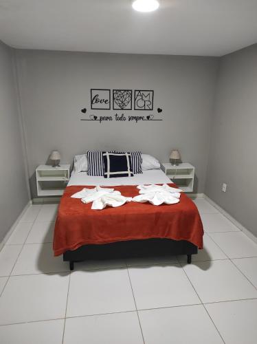 布希奥斯Apartamento con piscina y parrilla privada hasta 4 personas的一间卧室配有一张带红色毯子的床