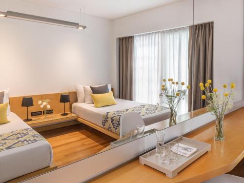 布宜诺斯艾利斯HTL Urbano的酒店客房设有两张床和一张桌子。