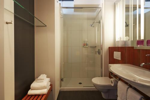 布罗瑟德阿尔特卡尔提尔DIX30酒店的带淋浴、卫生间和盥洗盆的浴室
