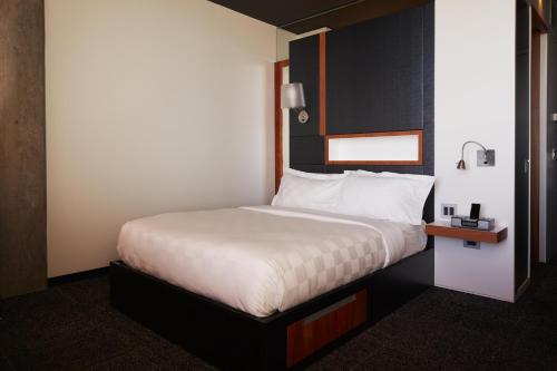 阿尔特卡尔提尔DIX30酒店客房内的一张或多张床位