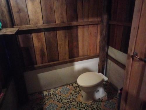 Kaôh Rŭng (5)Friend of Nature Homestay的木墙浴室设有卫生间