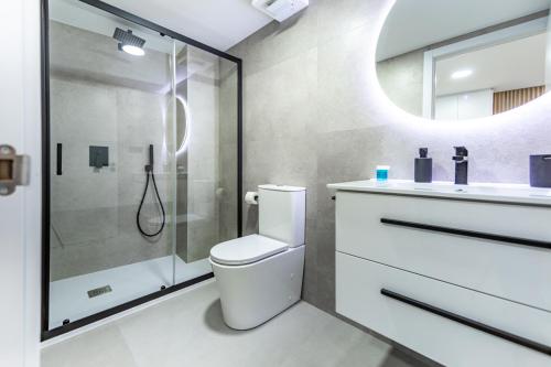 穆尔西亚Loft 11 A的带淋浴、卫生间和盥洗盆的浴室