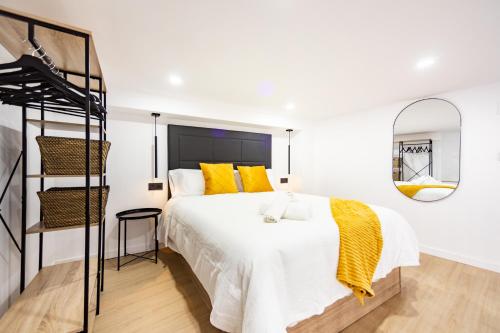 穆尔西亚Loft 11 A的一间卧室配有一张带黄色枕头的大床