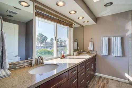 亨廷顿海滩Huntington Beach Condo - Walk to the Ocean!的一间带两个盥洗盆的浴室和一个大窗户