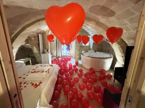 莫诺波利Barbacana46 Guest House的有一束红色气球在一间有心气球的房间