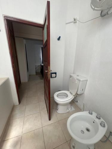 奇莱西托Departamento del Centro的一间带卫生间和水槽的浴室