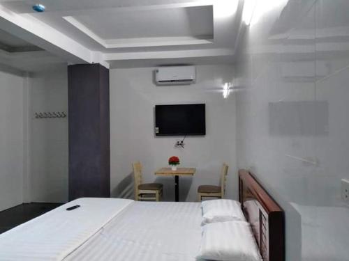 Van ChàngG7 Hồng Lĩnh的卧室配有一张床,墙上配有电视。