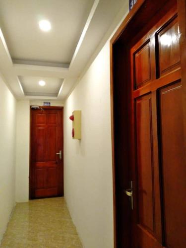 Van ChàngG7 Hồng Lĩnh的一间设有门的房间和一个带走廊的走廊