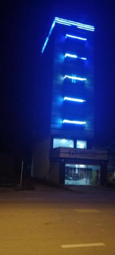 Van ChàngG7 Hồng Lĩnh的一座晚上有蓝色灯光的建筑