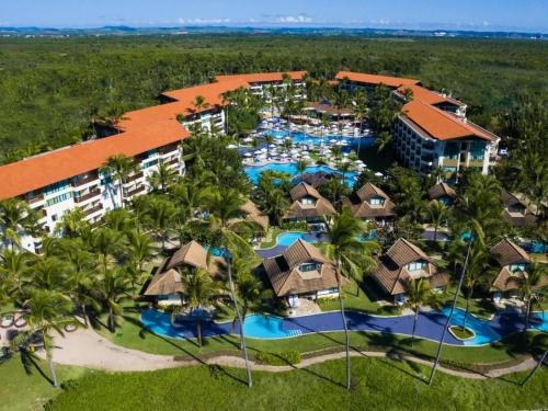 嘎林海斯港Marulhos Suites Resort的享有带游泳池的度假村的空中景致