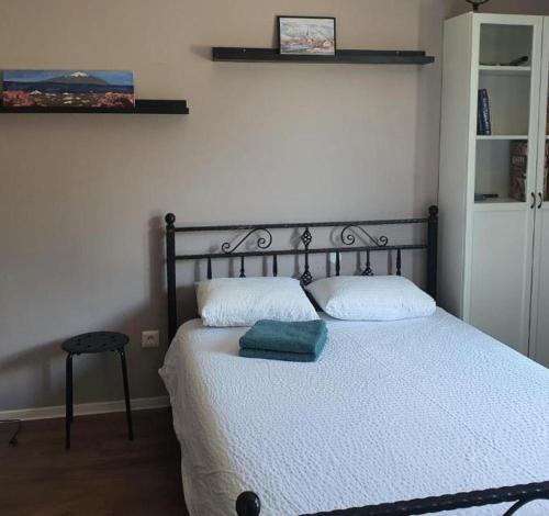 马里博尔Hostel UNDERGROUND的一间卧室配有一张带蓝色毛巾的床