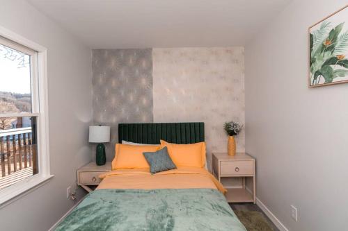 温泉城Carloover Vista: Mountain Escape的一间卧室配有床和2个床头柜