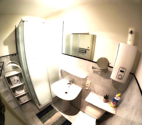 东代恩凯尔克Skyview Suite的一间带水槽、淋浴和镜子的浴室
