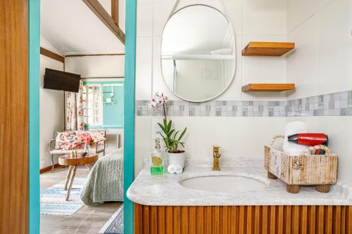 弗洛里亚诺波利斯Paradise Bangalô的一间带水槽和镜子的浴室
