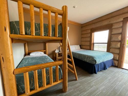 卡什克里克熊掌山林小屋的小屋内设有一间带两张双层床的卧室