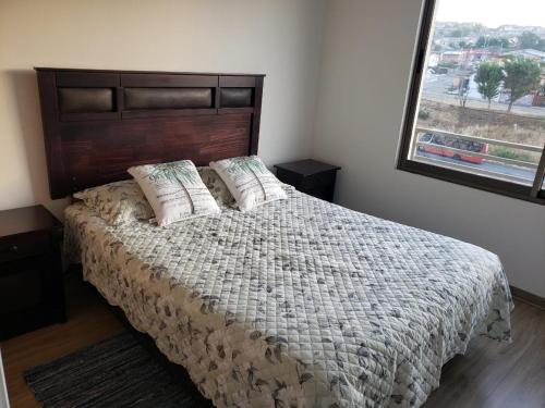 维纳德马Hermoso y cómodo departamento en Viña del Mar的一间卧室设有一张大床和一个窗户。