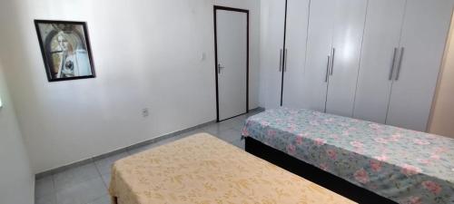加拉尼温斯QUARTO COM BANHEIRO PARA ALUGAR POR DIÁRIA的一间设有两张床和两个衣柜的房间