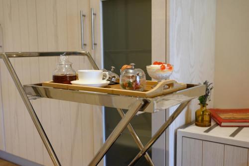 古维亚蒂波诺艺术酒店的厨房里摆放着食物的桌子