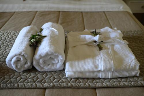 古维亚蒂波诺艺术酒店的床上的一大堆毛巾