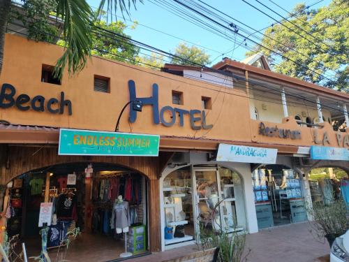 塔马林多Hotel La Palapa的商店前方的商店,上面有标志